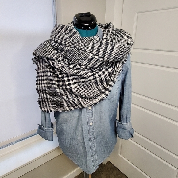 NWT OLD NAVY OVERSIZE BLANKET SCARF SHAWL WRAP BLACK & WHITE PLAID WOMEN OS - Picture 2 of 11